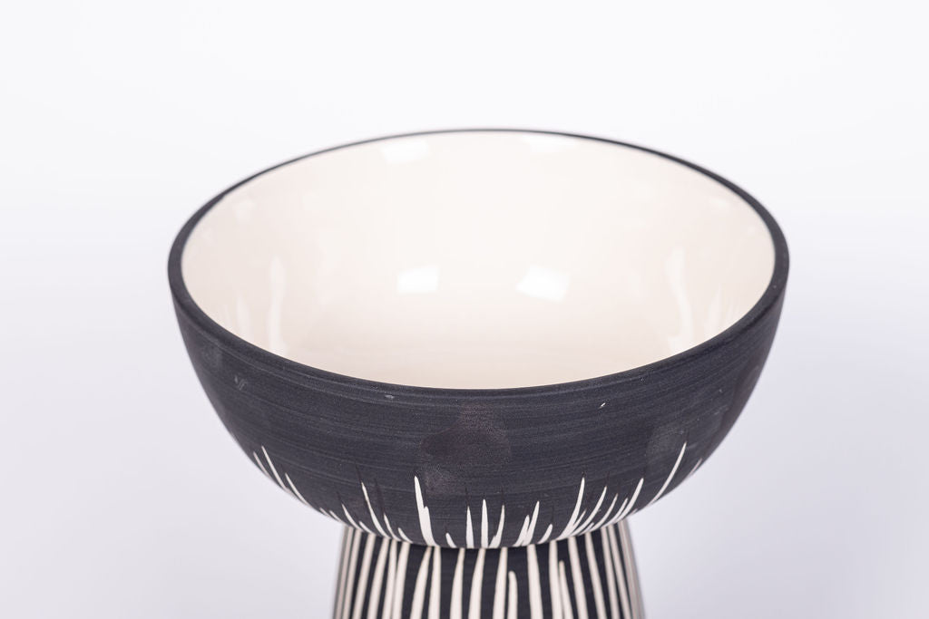 Bowl sobre Florero Negro Rayado