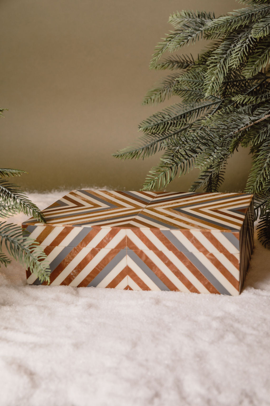 Caja Triangulos Cafe y Gris